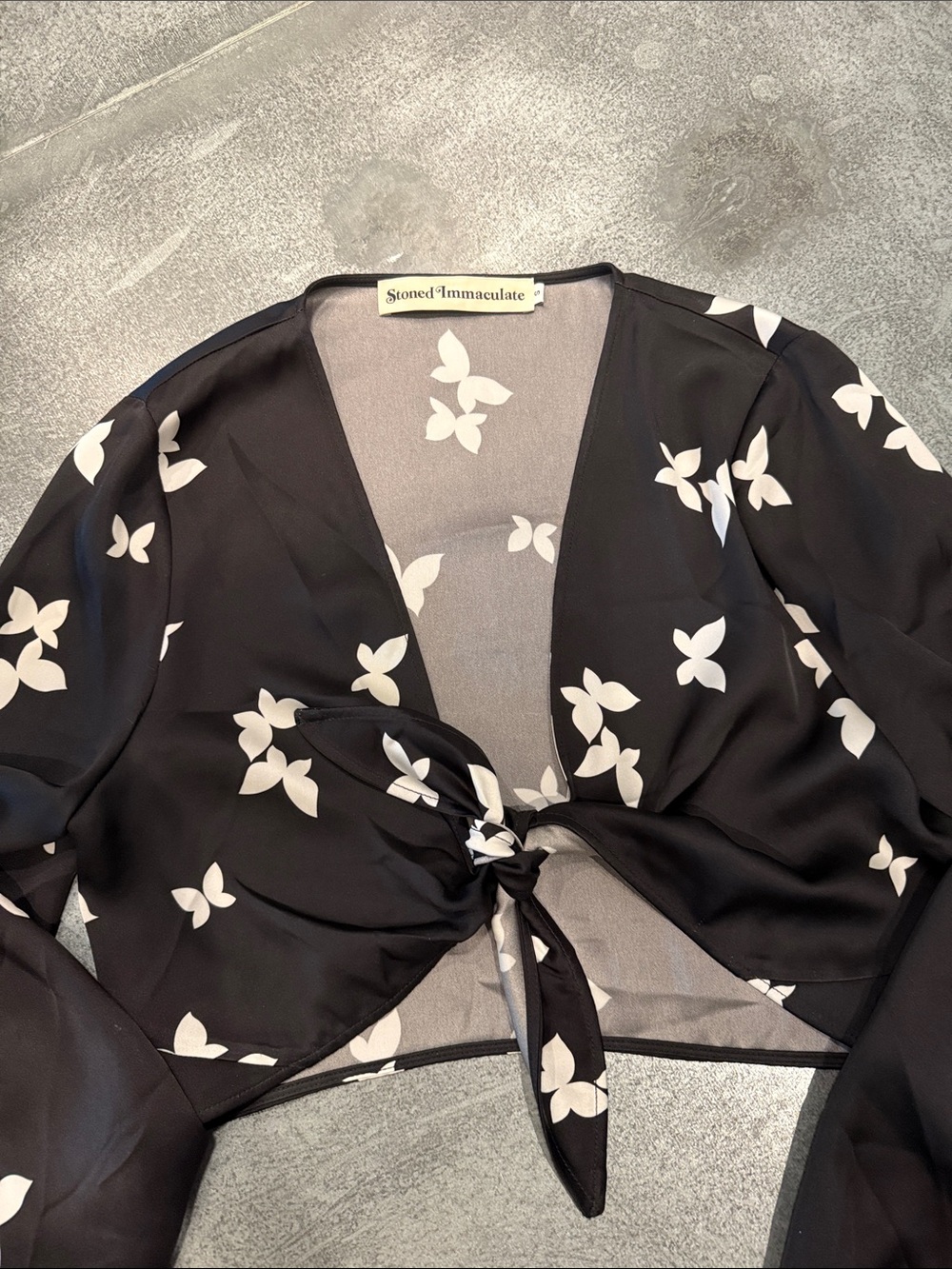 Stoned Immaculate Black & White Tie-Front Floral Crop Top